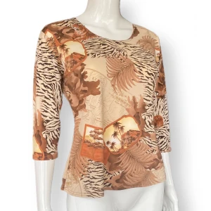 Topp  - I fint skick! Tunt material. Storlek S. MÅTT: Ärmlängd 37cm, axel till axel 40cm, armhåla till armhåla 48cm & längd 53cm 