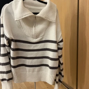 Stickad tröja - Stickad randig tröja i st S