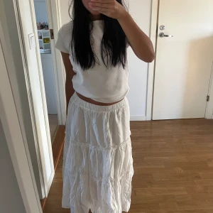 vit lågmidjad kjol - Aldrig använd, mycket fint skick !!!