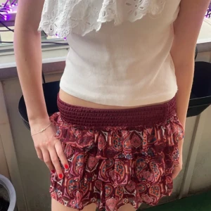 Volang kjol  - Jätte fin kjol, lägger upp igen ❤️ köpt på barnavdelningen men skulle säga att den passar xs-s❤️ pris kan diskuteras vid snabbt köp❤️ kjolen säljs inte längre, MINA BILDER!!