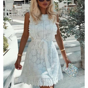 Vit klänning - Säljer denna perfekta klänning då den ej kommer komma till användning! Passar perfekt till student eller en sommarkväll ⭐️🌞 Aldrig använd och lappen finns kvar, lite stor för mig som vanligen har S/36!