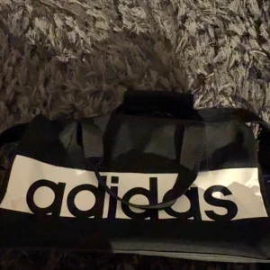 Gym väska - Helt ny adidas väska har inte använt pågrund av att jag inte behövde den. Hör av er vid frågor!
