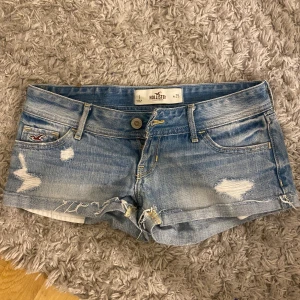 Lågmidjade jeansshorts  - Säljer dessa svinsnygga lågmidjade jeansshorts ifrån hollister för att de tyvärr inte passar💕💕