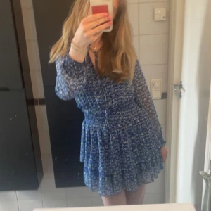 Volangklänning - INTRESSEKOLL  Intressekoll på min fina klänning från Zara. Den är i strl S o är rätt så kort på mig som är 174. Den är i mycket bra skick och är använd 3 gånger ungefär🥰