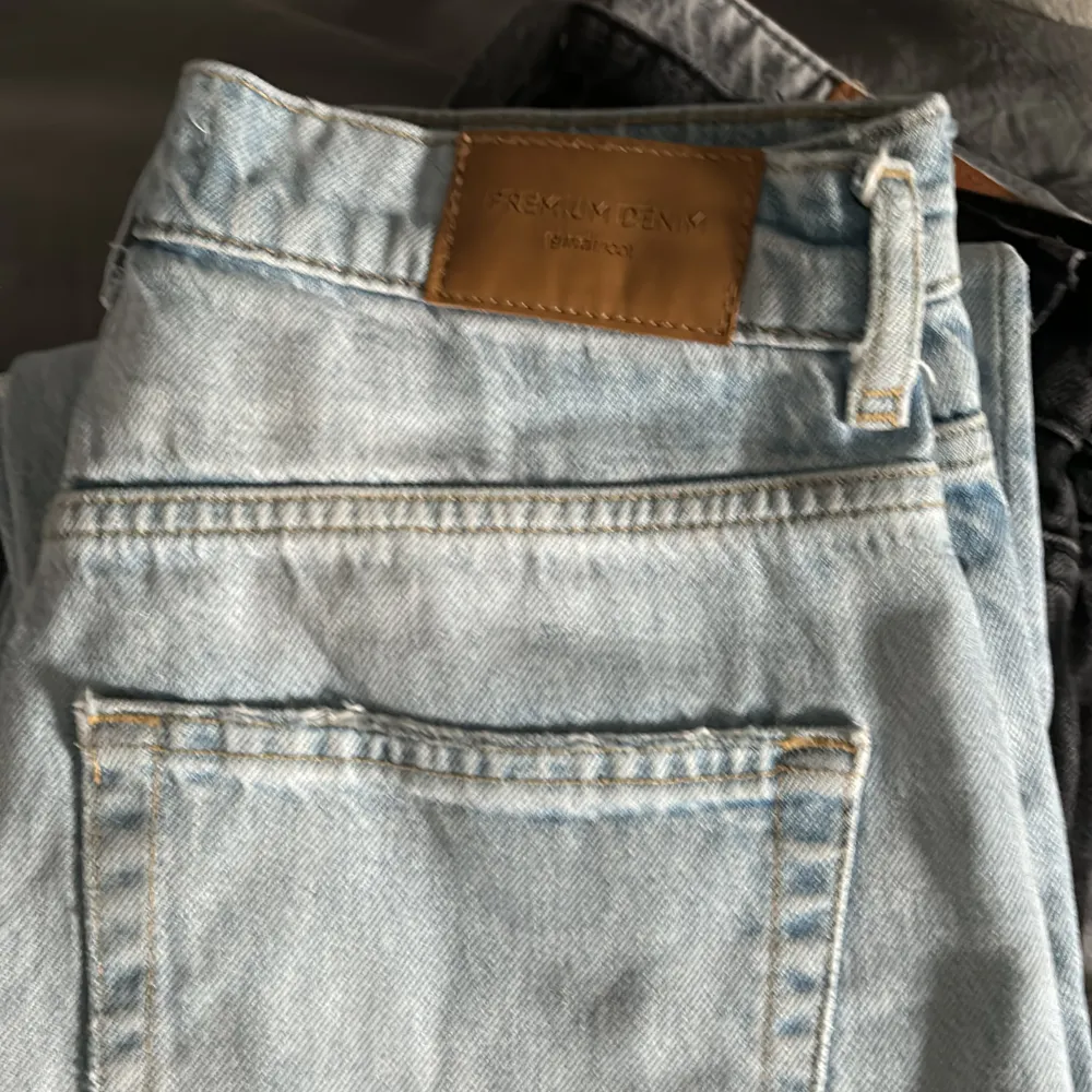Säljer 2 par håliga jeans från Gina. Svarta och blåa. 300kr/st eller 400 för båda. Jeans & Byxor.