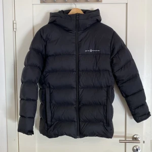 Sail racing dunjacka  - Säljer sail racing dunjacka perfekt på vintern. Varm så man oftast inte fryser på vintern nypris 3300. Är strl 176 men passar som S 