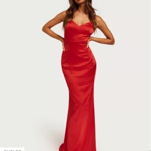 Röd Balklänning Satin - Aldrig använd! Super fin balklänning men säljer då jag hittade en annan. Bilderna är lånade, skriv för egna bilder👍 originalpris 550 kr