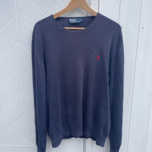 Ralph Lauren crewneck  - En skön stickad Ralph Lauren crewneck i grymt skick. Skriv vid funderingar🙌