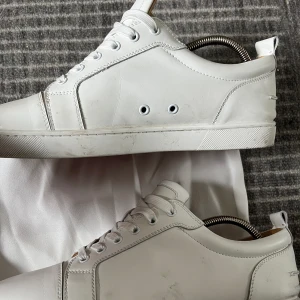 Christian Louboutin Louis Junior White - Ett Par tvär feta Louboutin utan spikar i vit färg. Bra skick bara lite smutsiga men lätt att få bort! Endast skopåsar finns. Dessa är i storlek 46 passar 0-5 till 1 storlek större! Självklart äkta. Vid frågor eller funderingar kontakta mig via DM. 
