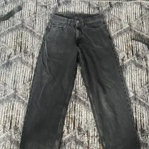 Ett par baggy svarta byxor som har blekts, och är numera grå/svart aktiga vilket ger dem en viss charm. Storleken är i S vilket motsvarar storlek ca 30/32