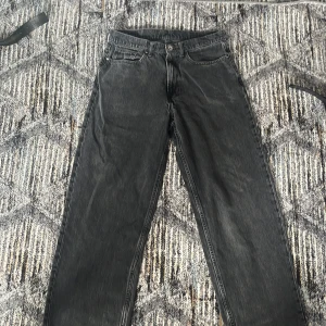 VAILENT baggy byxor - Ett par baggy svarta byxor som har blekts, och är numera grå/svart aktiga vilket ger dem en viss charm. Storleken är i S vilket motsvarar storlek ca 30/32