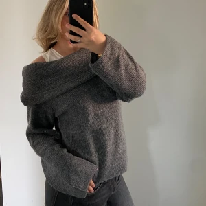Grå stickar off-shoulder  - Säljer denna då den aldrig kommer till använding. Har du frågor eller önskar fler bilder är det bara att hmu! Pris kan diskuteras. 