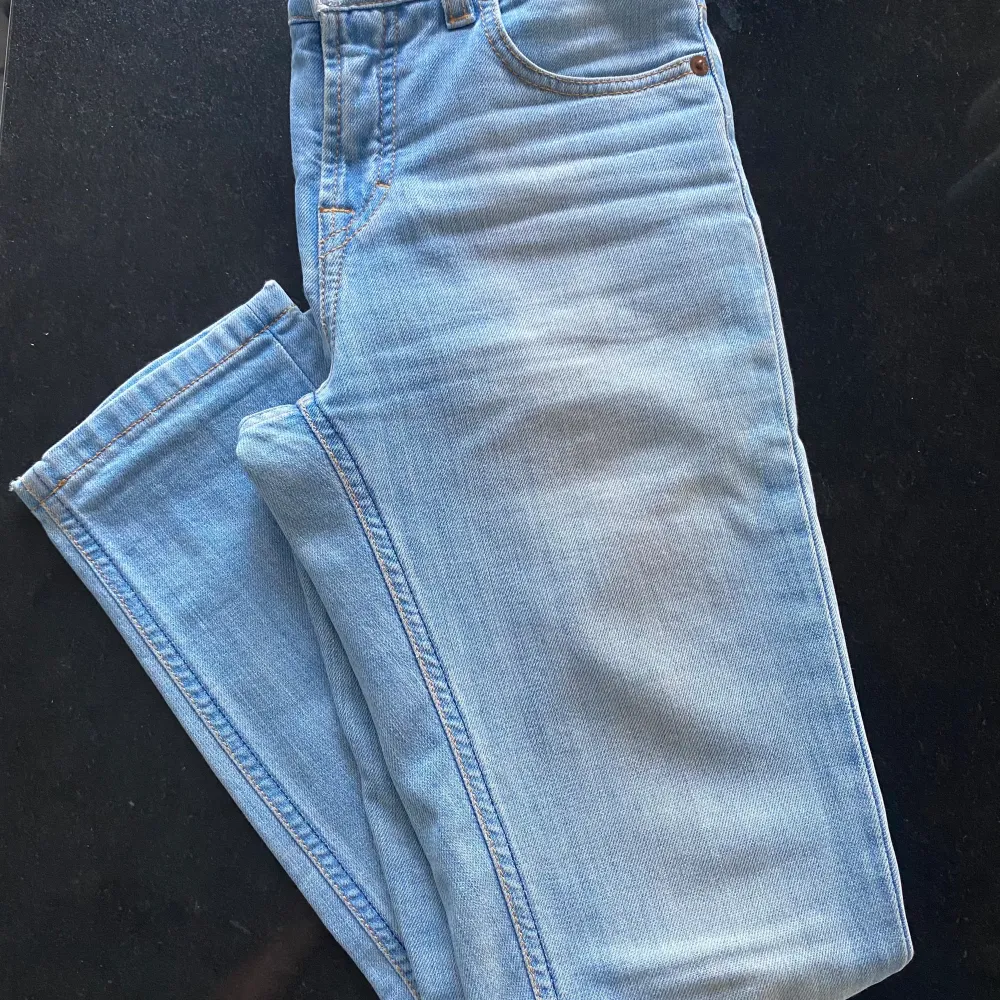 Skönaste jeansen har tyvärr blivit för små! Stretchiga i en smal modell med ljus tvätt. Strl 28 i midjan. Benlängd 67 cm. . Jeans & Byxor.