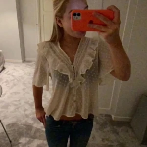 Kortärmad blus - Super söt, använd 1 gång! Skriv ifall ni har någon fråga pris går även att diskuteras 🫶🏼