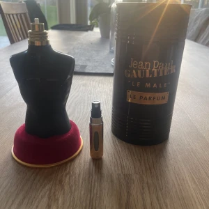 Jean paul le male le parfum - Säljer en av mina favorit parfymer. Använder den inte så ofta. Har runt 75-80 ml kvar. Har tyvärr tappat min atomizer på flaskan men ni får med en reseflaska på köpet(5 ml) ny pris 900 mitt pris 450