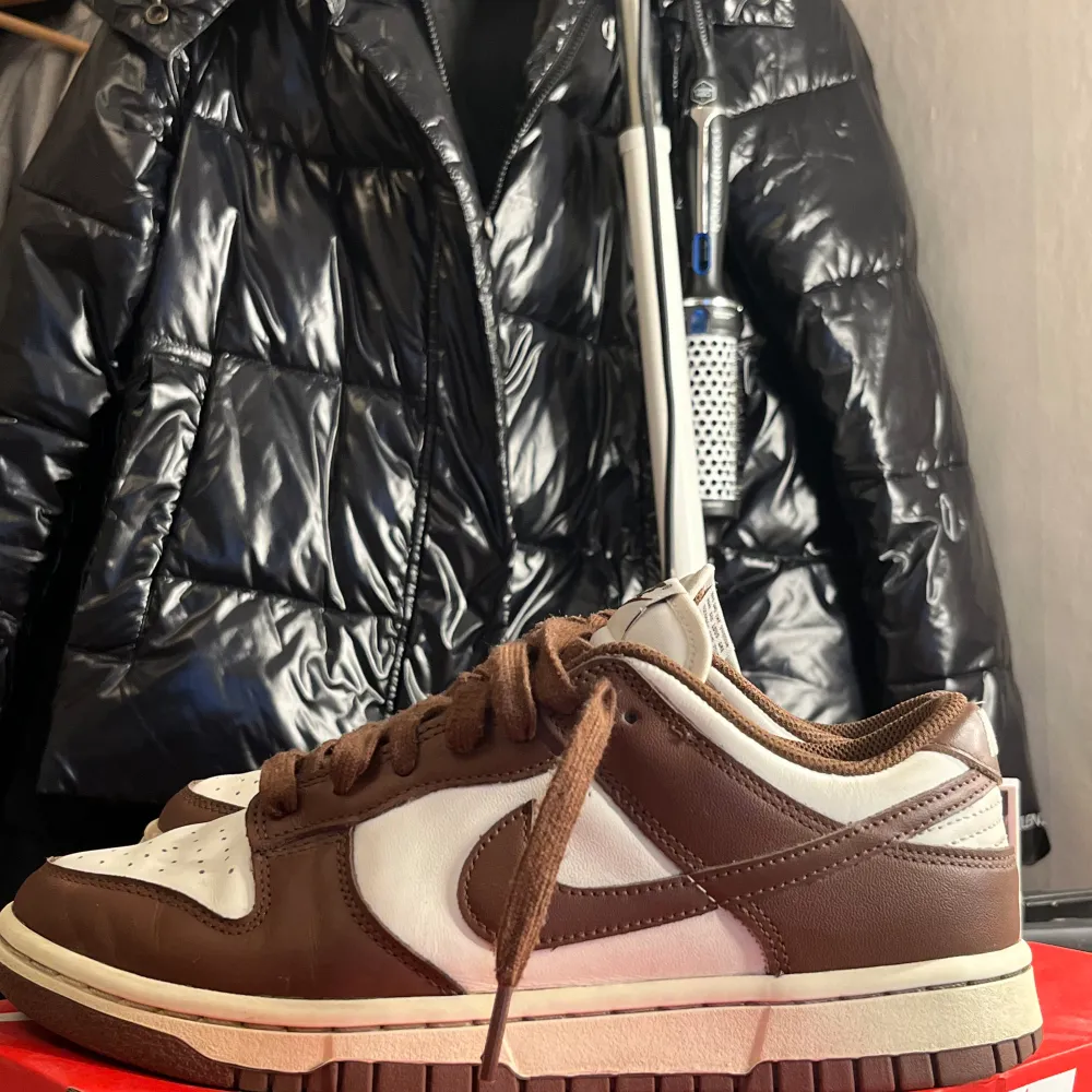 Nike dunk low ”cacao low”🩷 Fina dunks använda ett par gånger, köpta i september förra året. Jätte fina köpta för 2000kr🩷. Säljer då dem är lite för små och ej kommer till användning. Pris kan absolut diskuteras vid snabb affär. Kan mötas i Stockholm❤️. Skor.