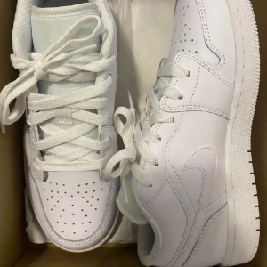 Jordans 1 low - Köpta på zalando, använda ungefär 2 ggr. Kartong och kvitto finns kvar