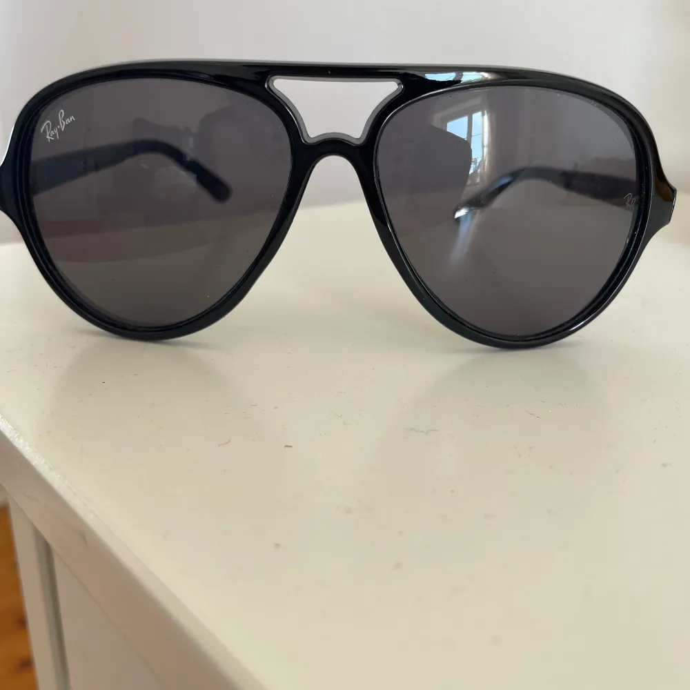 Hej! Jag säljer nu mina rayban solglasögon som passar perfekt till sommaren.  skick aldrig använda så skulle säga 10/10 (avgör själv). Fodral medföljer även. Nypris ligger på ca 1500, mitt pris: 399. Hör av dig vid minsta lilla fundering. Accessoarer.