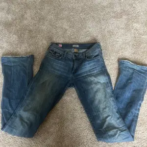 Super snygga true religion jeans som jag älskar men är lite för korta för mig nu tyvörr💓 skulle säga att dom passar nån som är 160-165 och sitter som stl S
