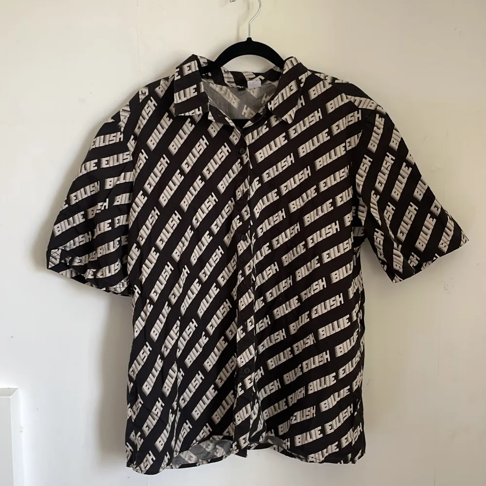 En cool Billie eilish skjorta från HM. Skjortor.