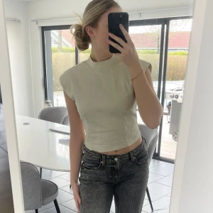 Topp med vadderade axlar  - Super snygg topp till både vardag och lite festligare tillfälle. Använd 2 gånger