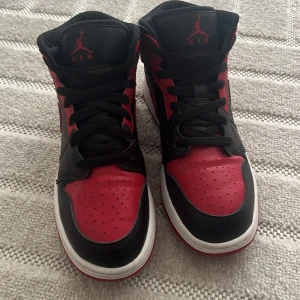 Jordan 1 mid  - Hej! Jag säljer dessa grymma Jordan 1 mid i stl 38,5  som är i toppskick och har bara använts några få gånger. Om du är intresserad så är det bara att höra av dig. Pris kan diskuteras! 💕
