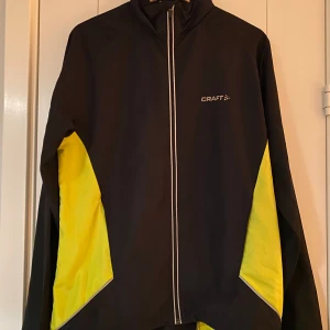 Träningsjacka från Craft i strl s - Använd men i bra begagnat skick.  Kommer från ett djur och rökfritt hem.