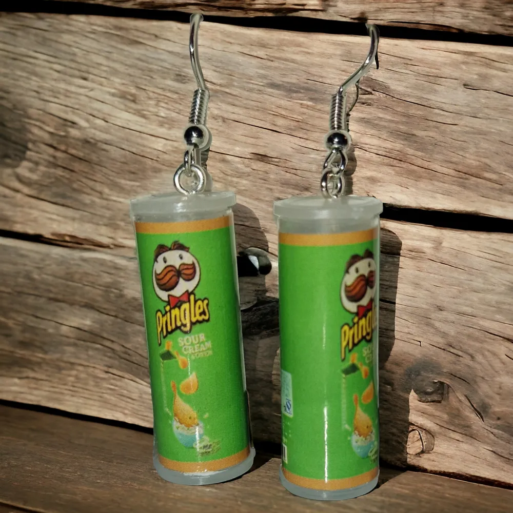 Pringles örhängen med chips  2 st ii burken som är Öppningsbar Aldrig använda  Nickelsäkra, rostfrittstål  Handgjorda örhängen av Nh.designs . Accessoarer.