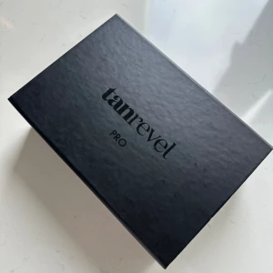 Tanrevel PRO  - Tanrevel PRO, använd men i bra skick! Rengjord och fullt fungerande. Medföljer en laddare och en halvfull tanning liquid