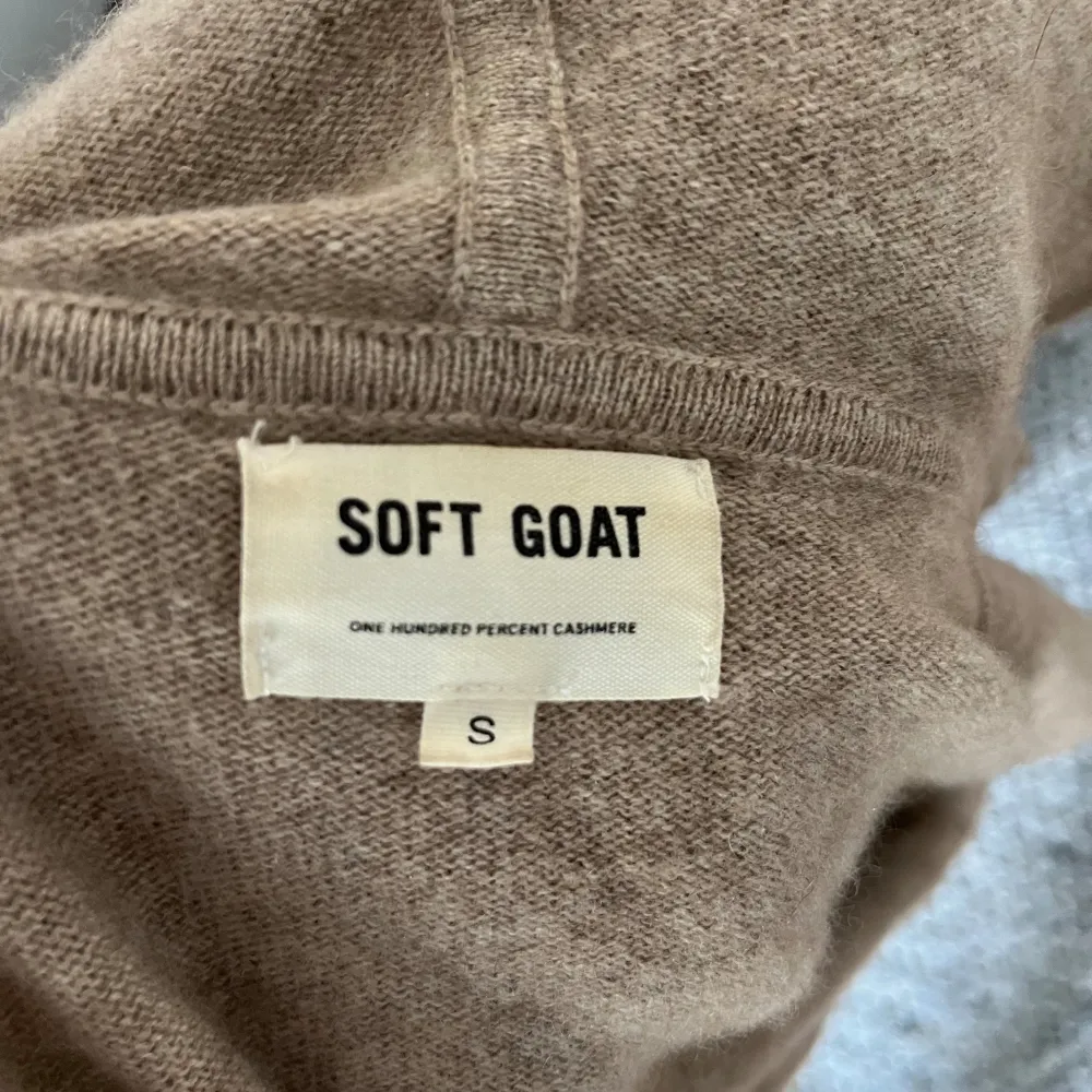 Beige kashmir hoodie från Soft Goat Perfekt skick🙌 Storlek S. Stickat.