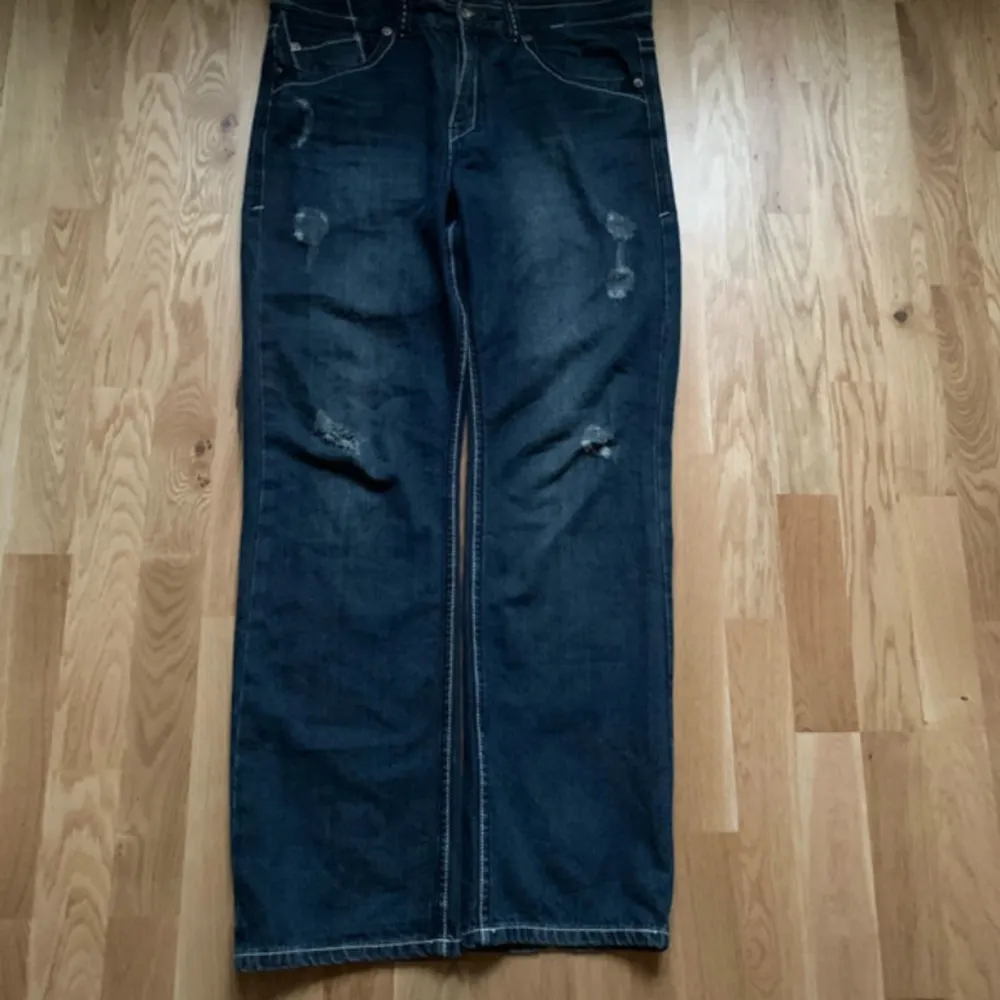 Affliction jeans med distressing. Strlk 34 i längd och midja. Skicka frågor om ni har.. Jeans & Byxor.