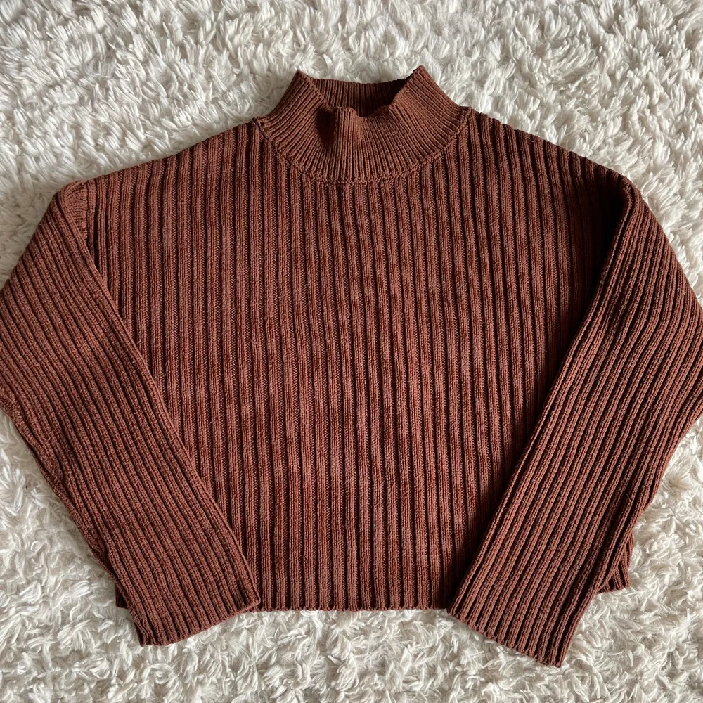 Säljer min  Zara tröja. Den är använd 4-5 gånger och är i ett topp skick❤️ Köpt för 170kr. OBS! Köparen står för frakten.. Tröjor & Koftor.
