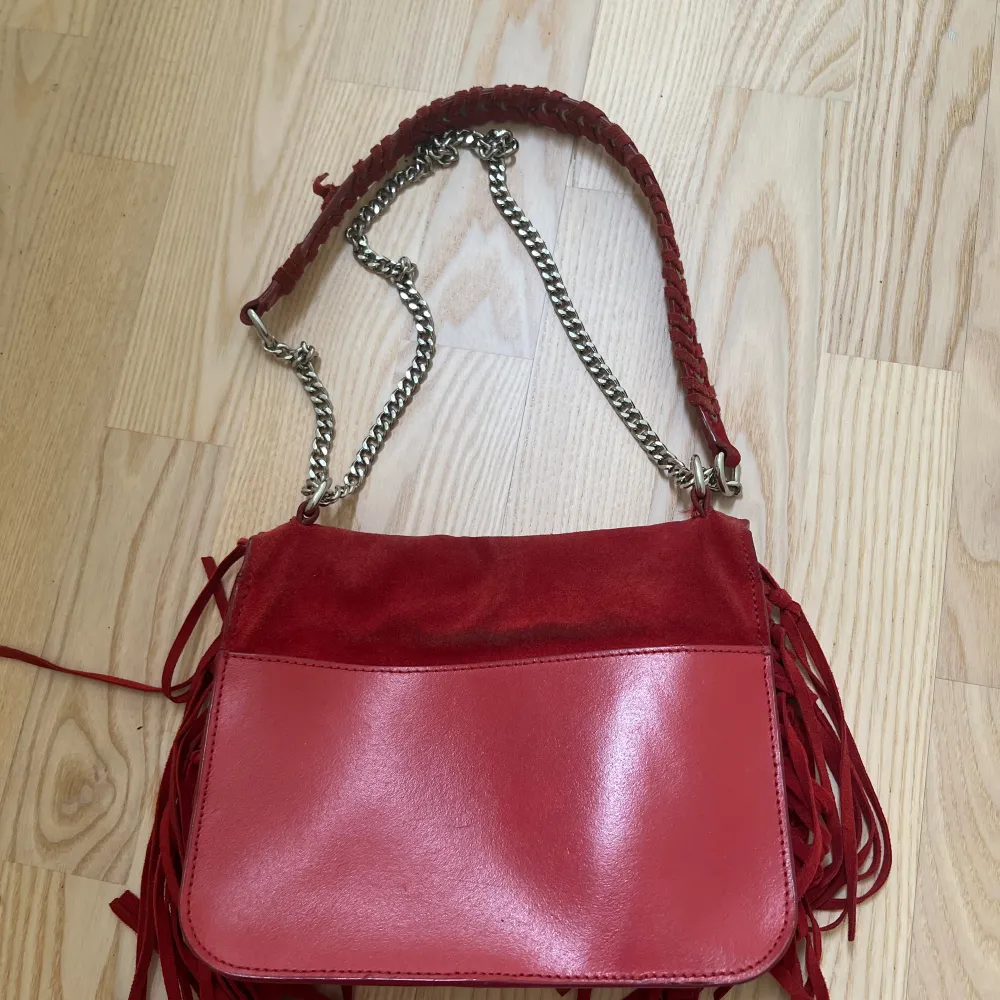 Röd mocka väska från zara 💕 Man kan ha den både kort band och långt (som an axelväska och en axelremsväska)🥰 Skriv privat vid frågor . Väskor.