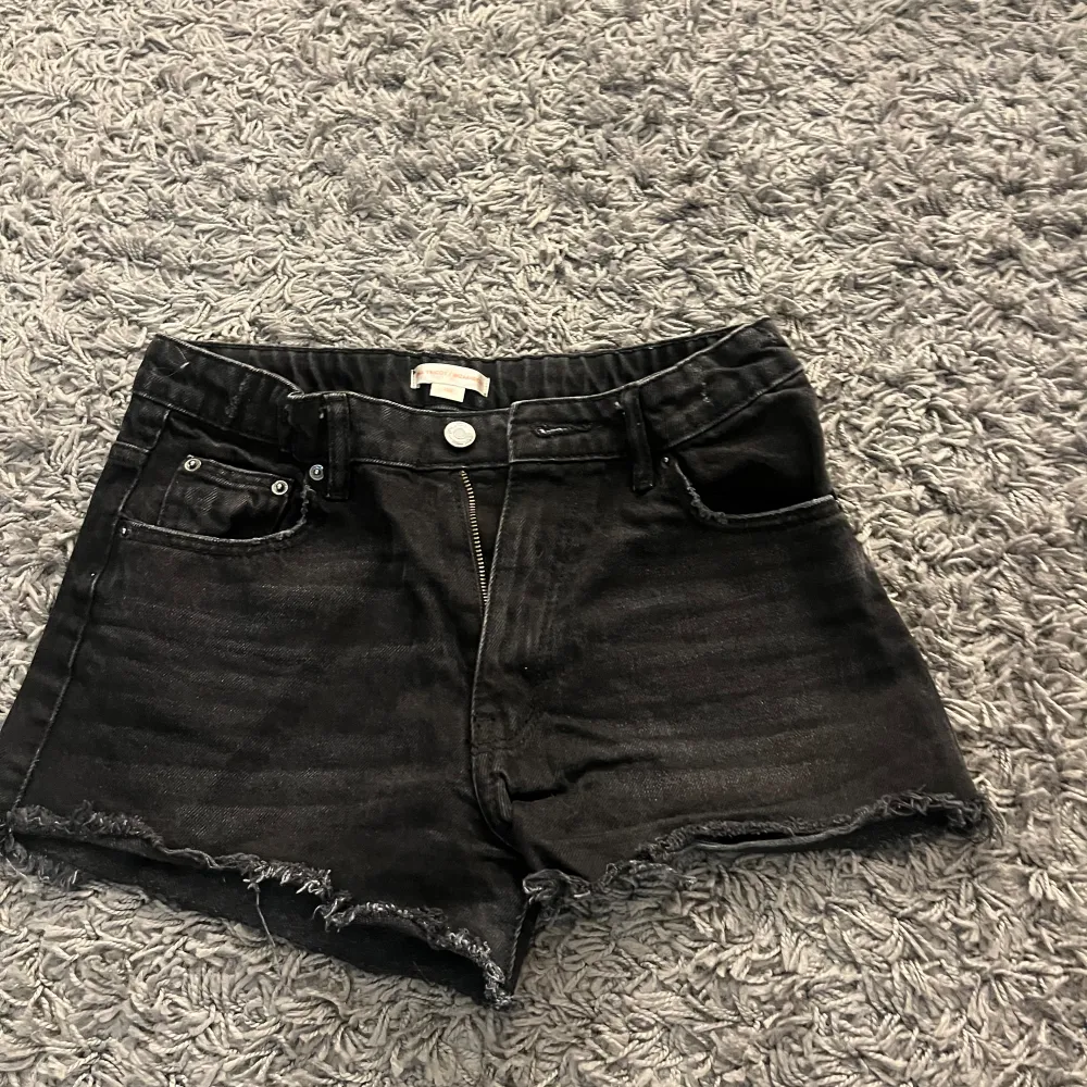 Super fina jeansshorts från Young Gina i storlek 158! Säljer för dom inte användes då jag tyckte dom satt dåligt på mig❤️. Shorts.