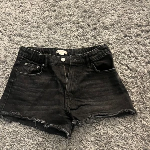 Jeansshorts - Super fina jeansshorts från Young Gina i storlek 158! Säljer för dom inte användes då jag tyckte dom satt dåligt på mig❤️