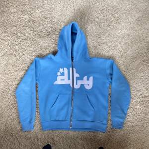 Fin ljusblå y2k zip up hoodie från DivideTheYouth. Den är i storlek L och i fint skick, passar bra på någon som är 180-195 och är ganska lång i ärmarna. Skriv PM om ni har några frågor!