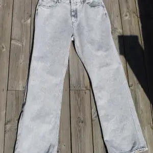 100% bomulls jeans med grå wash från HOPE. Storlek 33, bra om man ä 180cm+ Insydda ca 2cm för en lite mindre baggy fit. 1900kr inköpspris. Perfekt för våren och sommaren! Skriv för frågor!