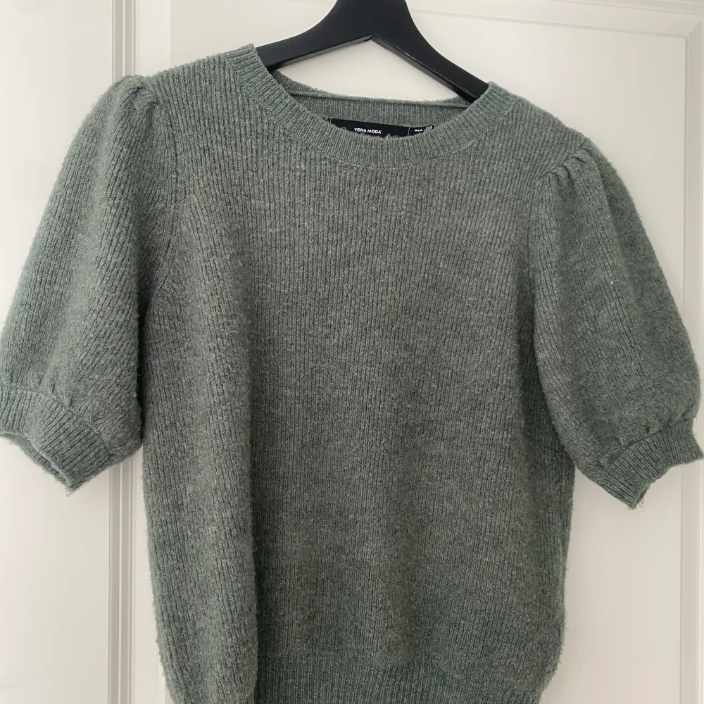 Grön stickad T-shirt från Vero Moda i storlek S! Super söt men används inte längre därav säljer jag den🌸. Stickat.