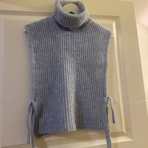 Blå stickad väst - Blå stickad väst från Lindex, onesize