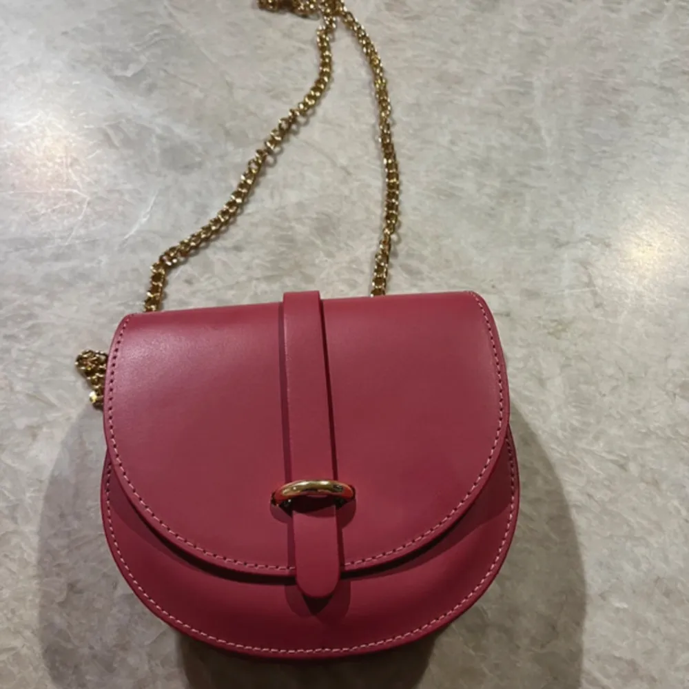 A very feminine and elegant cross body Italian hand bag with golden details. Genuine leather. I bought it in Rome from a store where they were being made. It’s unused.. Väskor.