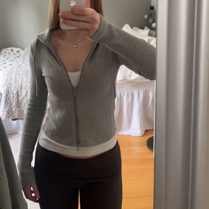 Grå kofta - Fin kofta, perfekt att dra över ett linne i sommar. Den är köpt för 400! Och använd ca 2-3 gånger. Skriv vid frågor eller vid fler bilder❤️❤️