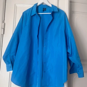 Oversized skjorta - Oversized blå skjorta, knappt använd i storlek M.