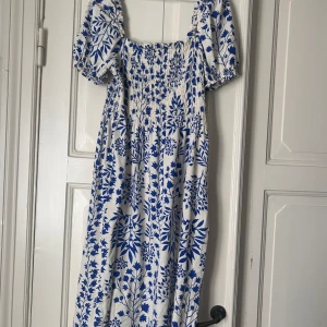 Sommarklänning - Sommarklänning med mönster på, resor upptill.