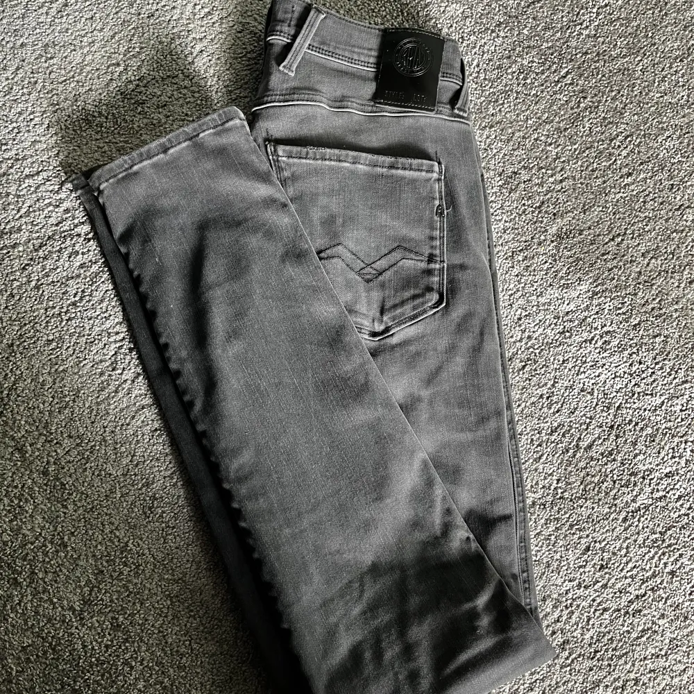 Sjukt fräscha replays som knappt är använda. Riktigt snygg svart grå färg på dom! Slimfit och stretch så sitter grymt bra, Dm för frågor👍🏼. Jeans & Byxor.