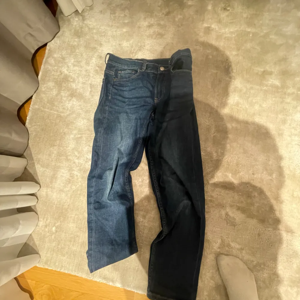 Säljer 4 par jeans för att de är för små. Ena paret är ett par chinos alla e från hm och zara och i storleken 11-12 years 152. Säljer de 85kr st och alla tsm 330…. Jeans & Byxor.