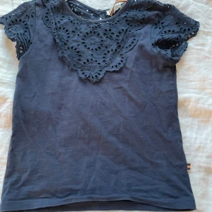 Säljer denna super fina mörkblå t-shirt - Säljs pågrund av att jag inte använder den. Den är i super bra skick och ser ny ut.