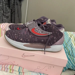 Kd 14  - Säljer mina Kd 14 då de knappt är använda för jag har slutat med basket  Köpte de för 2000