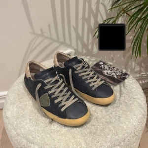 philipe modell  - väldigt fräscha och snygg philipe modell, storlek 42, skick 9/10, slitningar är en del av modellen, pris kan diskuteras, kom privat för frågor och funderingar🙌🙌