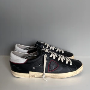 Philippe model  - Säljer ett par snygga Philippe model i storlek 46, cond 8/10 heeldrag men annars sjukt bra skick (skorna ska se slitna ut). Tillkommer endast skor