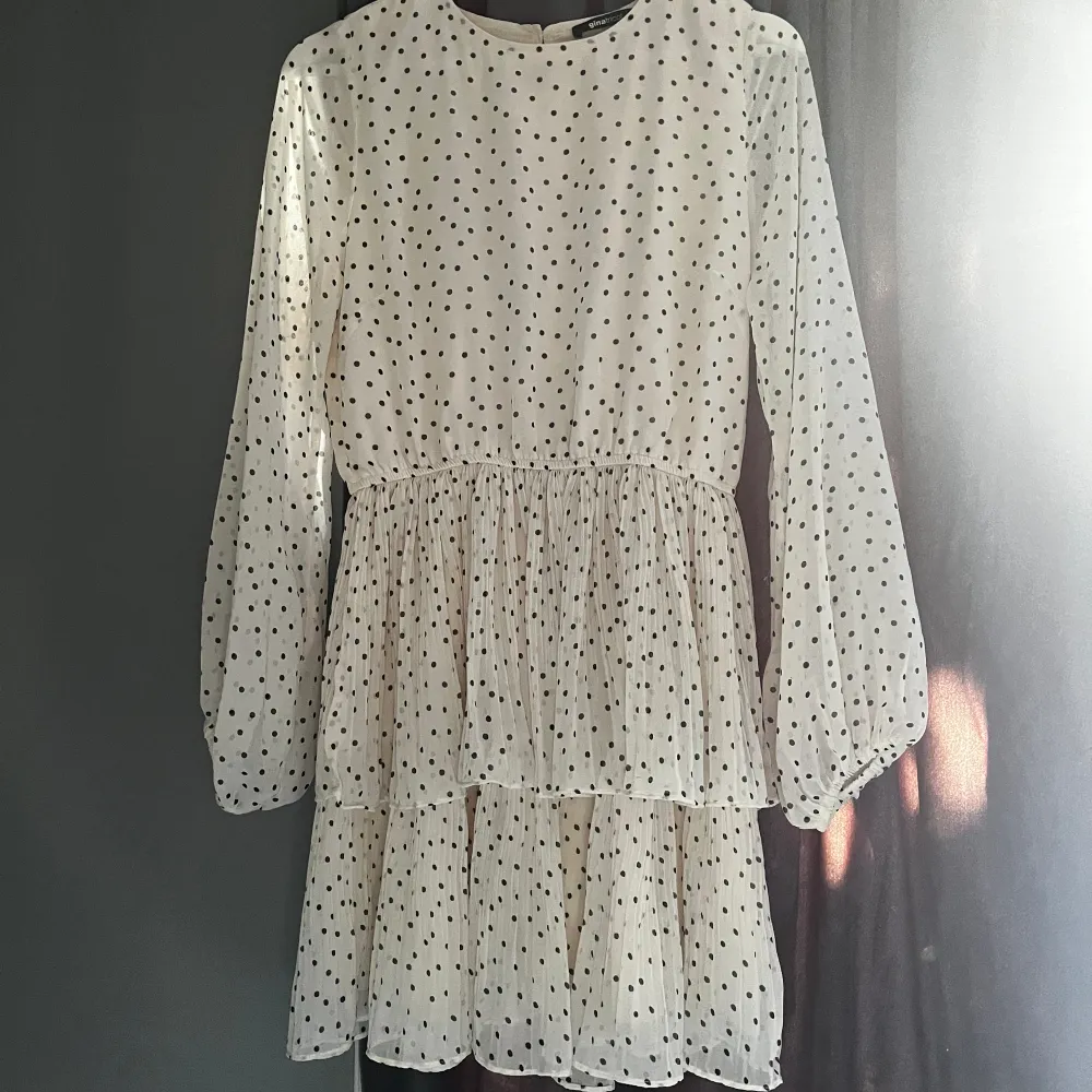 Säljer denna superfina klänning ifrån Gina tricot! perfekt till sommaren 🤍 använd endast 2 gånger . Klänningar.